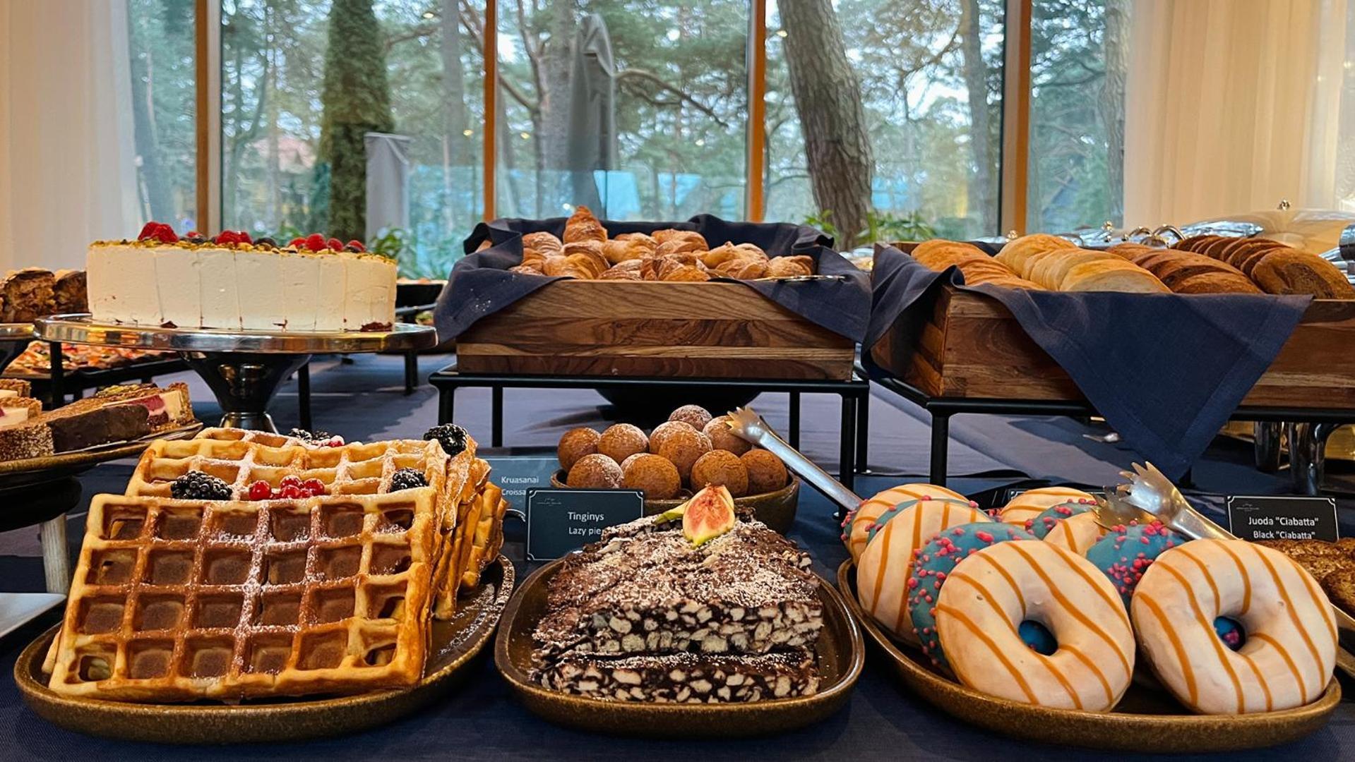 Palanga Life Balance Spa Hotel Exterior foto A selection of pastries at a buffet