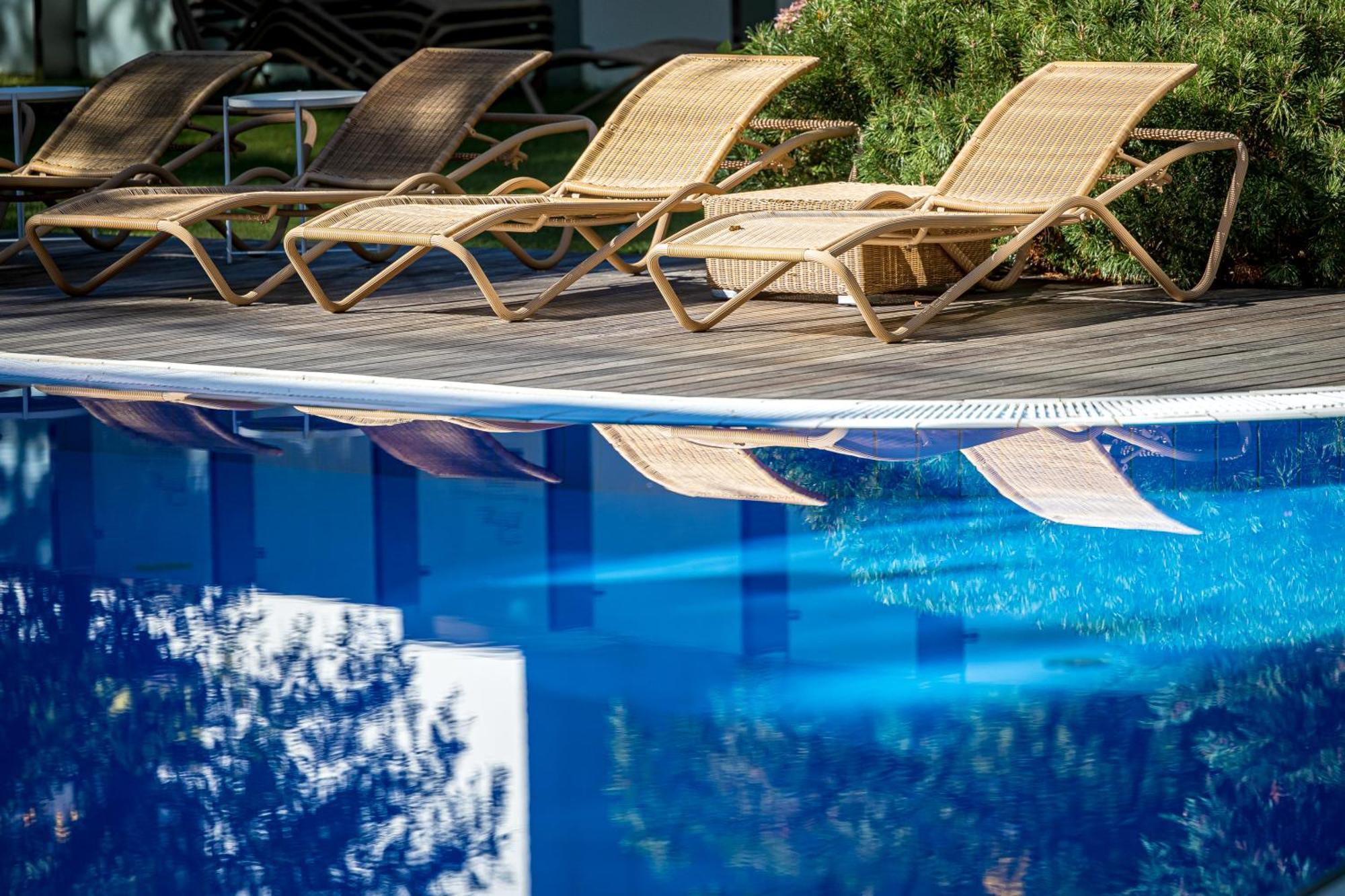 Palanga Life Balance Spa Hotel Exterior foto Sunloungers at a swimming pool