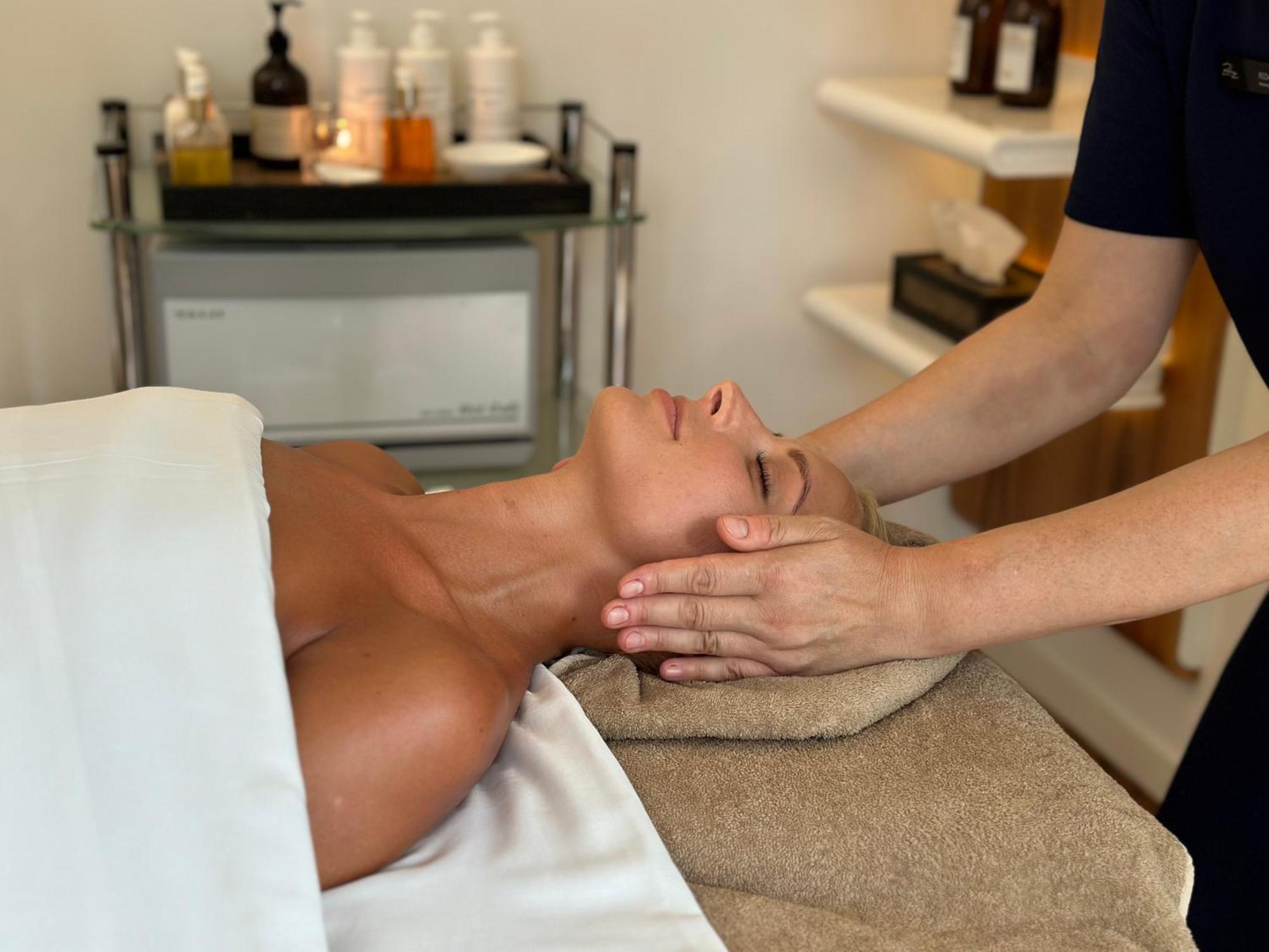 Palanga Life Balance Spa Hotel Exterior foto A woman receiving a facial massage